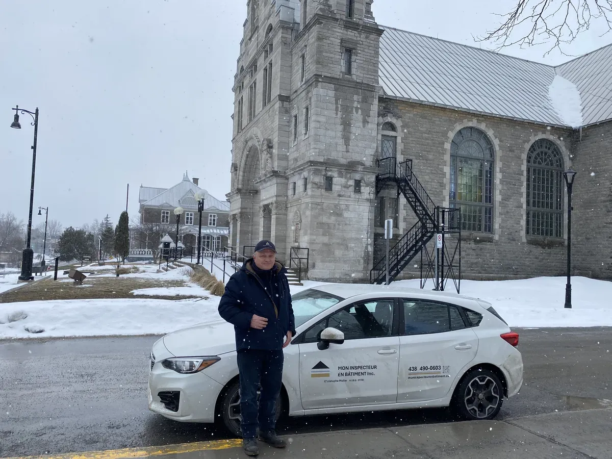 Votre inspecteur en bâtiment de confiance devant l'église historique au cœur du circuit patrimonial.