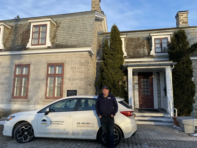 Unité mobile d'inspection certifiée selon la norme BNQ 3009-500 stationnée devant la Maison Garth à Lorraine pour un audit résidentiel.