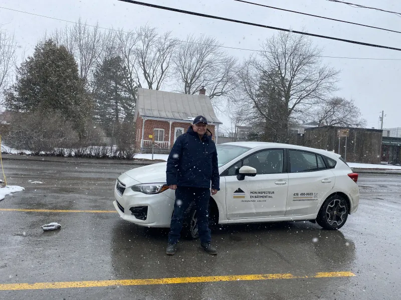 Unité mobile de Mon Inspecteur en Bâtiment stationnée devant la Maison Sir-Wilfrid-Laurier à Saint-Lin, prête pour une inspection de fondations en zone argileuse dans le secteur.