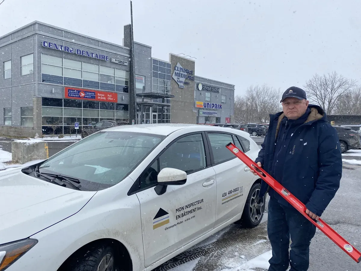 Inspecteur en bâtiment certifié RBQ devant la Clinique Médicale avec son unité d'intervention mobile.