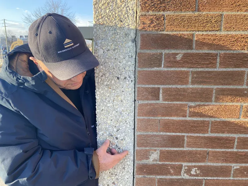 Démonstration par Mon inspecteur en bâtiment inc. d'un joint descellé à la mairie de Boisbriand pouvant causer une infiltration d'eau et d'humidité.
