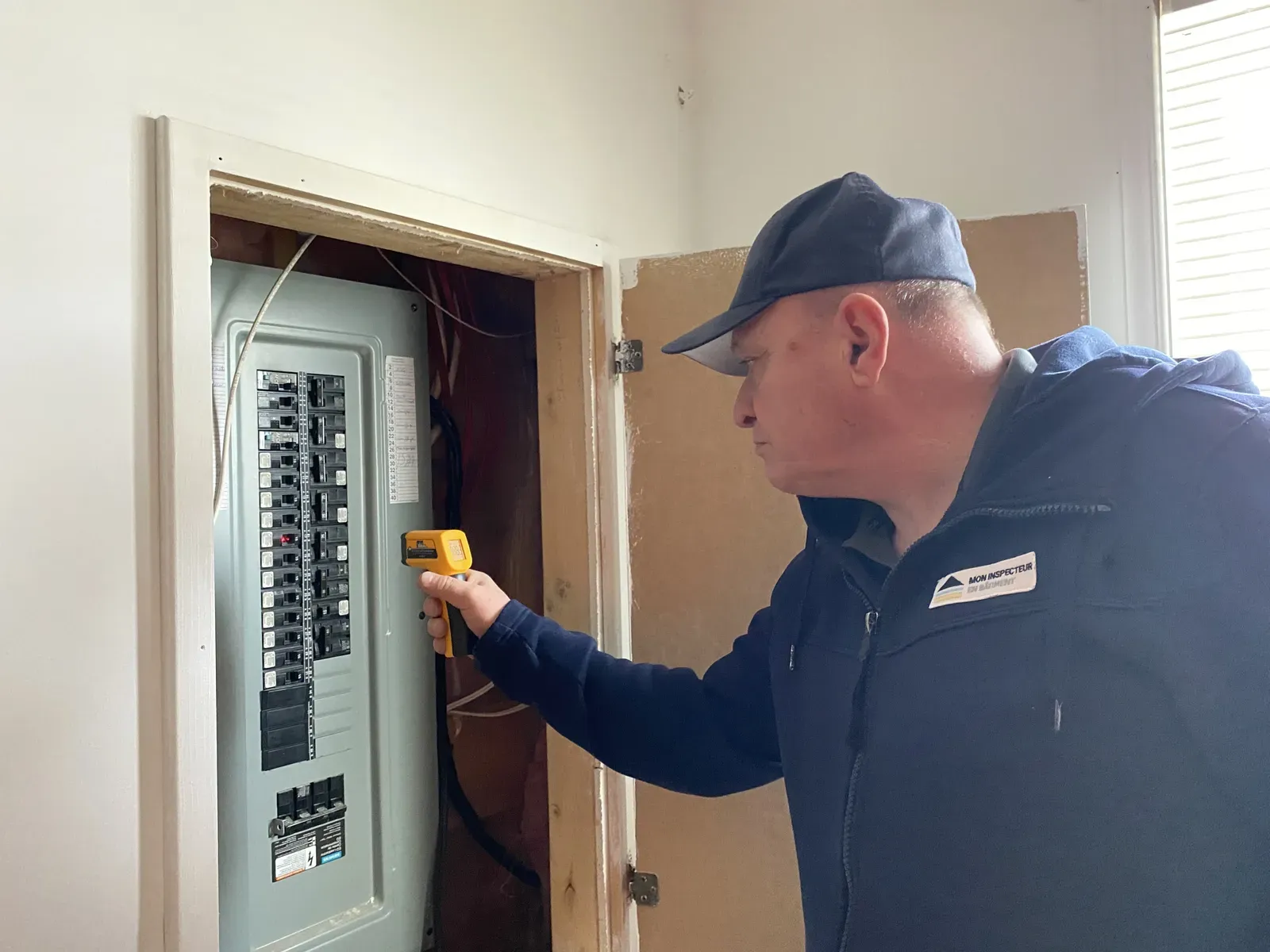 Inspection thermique d'un panneau électrique lors d'une inspection ciblée à Laval