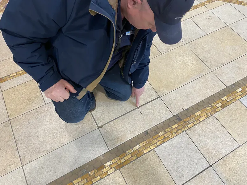 Analyse d'une fissure due à un mouvement structural au centre commercial Place Rosemère par un inspecteur en bâtiment Inc.