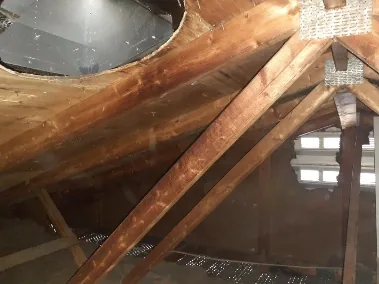 Preuve d'inspection à Auteuil : vue d'un aérateur de pignon causant un déséquilibre de ventilation dans un entretoit.
