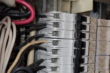 Vignette du secteur Côte-Saint-Louis à Blainville : câblage en aluminium dans un panneau électrique