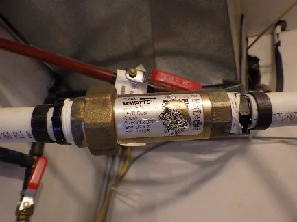 Clapet anti-refoulement Watts LF7R non conforme détecté lors d'une inspection de plomberie à Blainville.