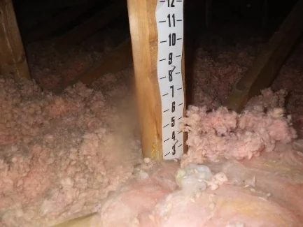 Inspection à Blainville : vue d'une faible valeur d'isolation en laine soufflée mesurée dans un entretoit.