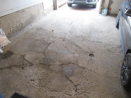 Vignette des secteurs Les Hirondelles et Chante-Bois à Blainville : fissures de pyrite sur une dalle de garage