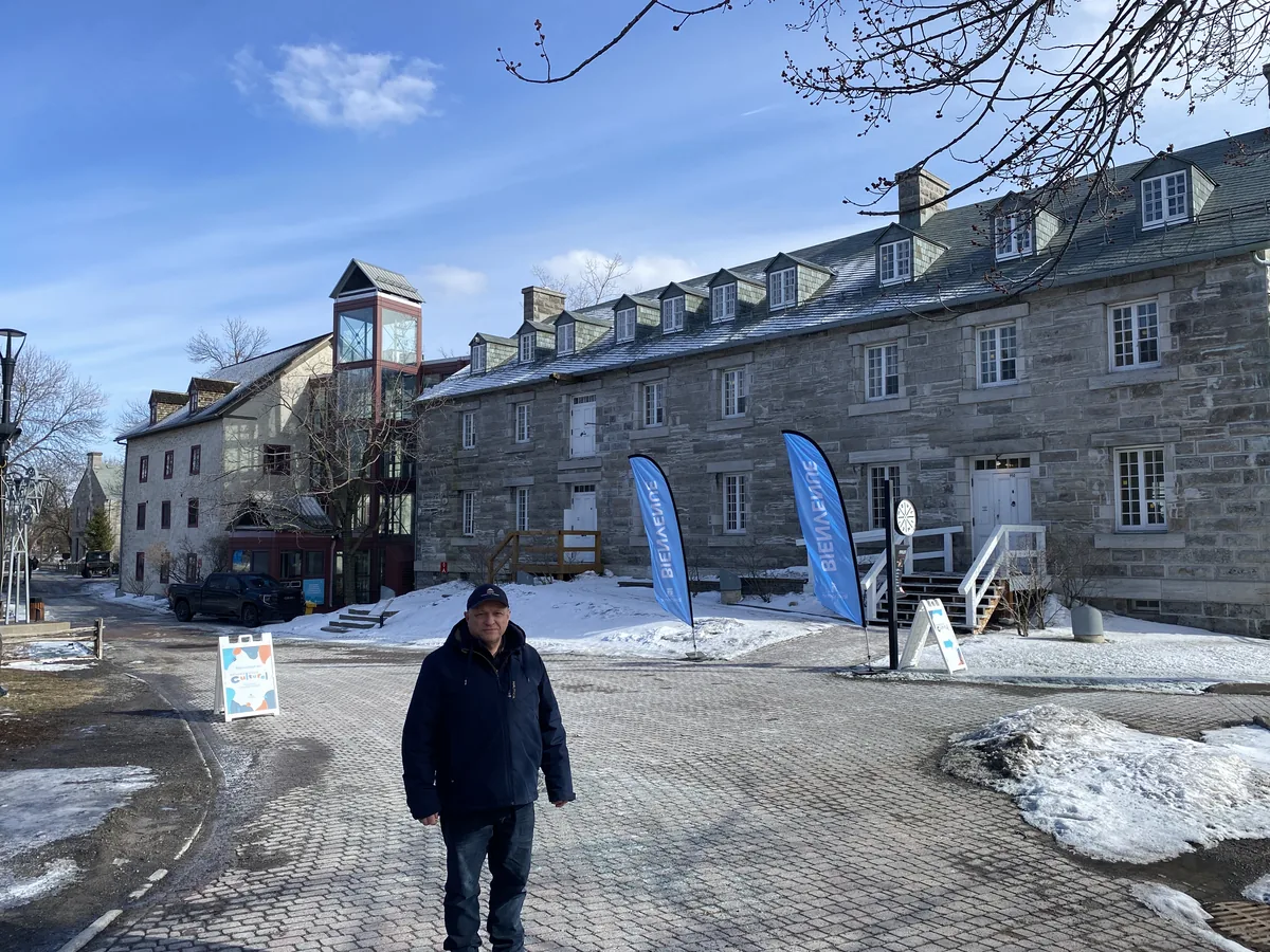 Inspection de bâtiment à Terrebonne par un inspecteur certifié BNQ 3009-500 devant le décor historique de l'Île-des-Moulins.