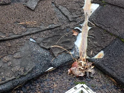 Vérification des solins de toiture dans le secteur de la Place du Parc à Bois-des-Filion.