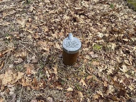 Puits artésien en zone agricole dans le secteur Auteuil pour l'analyse de l'eau potable et du système mécanique.