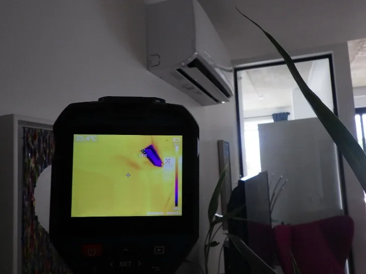 Vérification par caméra thermique de l'étanchéité du drain de climatisation derrière le mur.