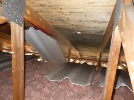 Constat d'inspection à Blainville : présence de moisissure sur le pontage de l'entretoit causée par une ventilation mal étudiée malgré des soffites adéquats.