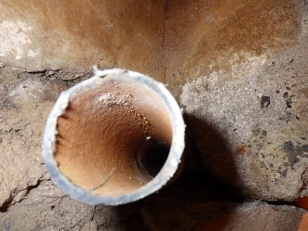 Constat d'inspection à Blainville : présence de dépôts d'ocre ferreuse à l'intérieur du drain français.