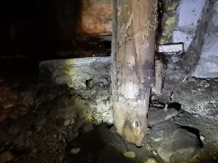 Preuve d'inspection dans le Vieux-Auteuil : poteau de soutien structurel en bois pourri à la base sur fondation d'époque.