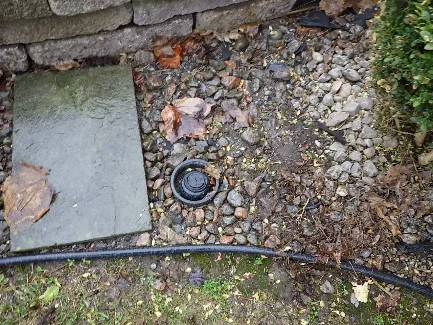 Inspection d'un système d'irrigation extérieur dans le jardin d'une propriété à Blainville.