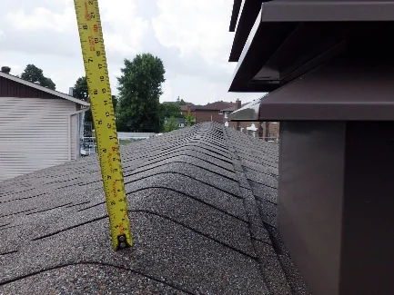 Constat d'inspection à Blainville : ventilateur de toit de type Maximum mal installé réduisant l'efficacité de la ventilation.